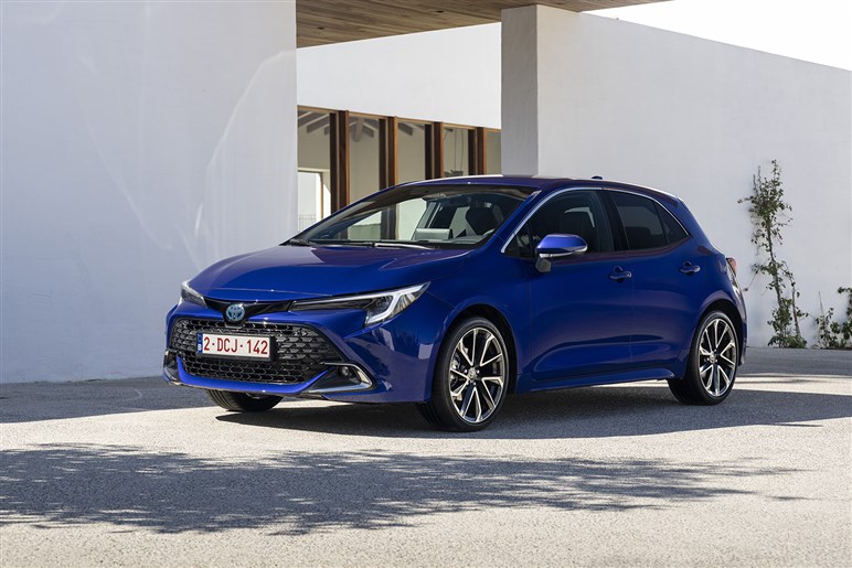 新型「カローラ」は“ハンマーヘッド顔”が有力。ボディ拡大＆新技術満載も231万円～と良品廉価は死守へ