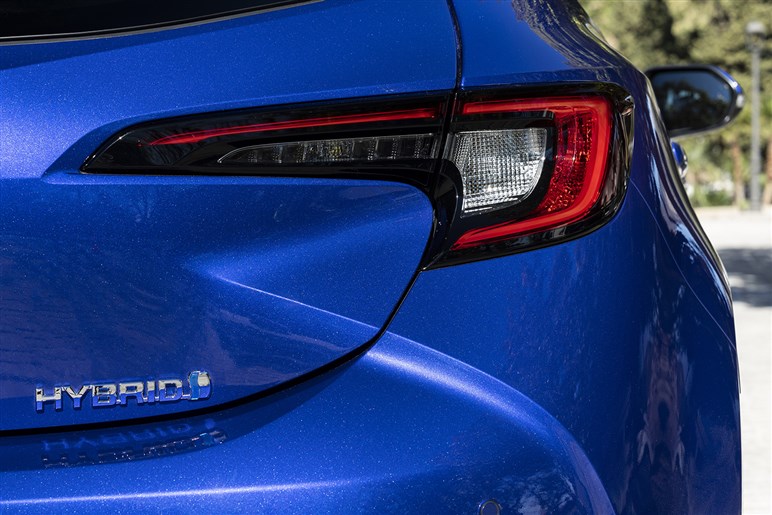 新型「カローラ」は“ハンマーヘッド顔”が有力。ボディ拡大＆新技術満載も231万円～と良品廉価は死守へ