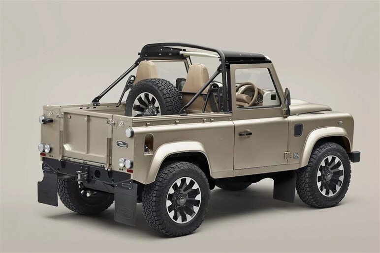 「ディフェンダー90」が新車で買える!? ランドローバー公式レストモッドが息を呑む美しさ…ただし値段も異常
