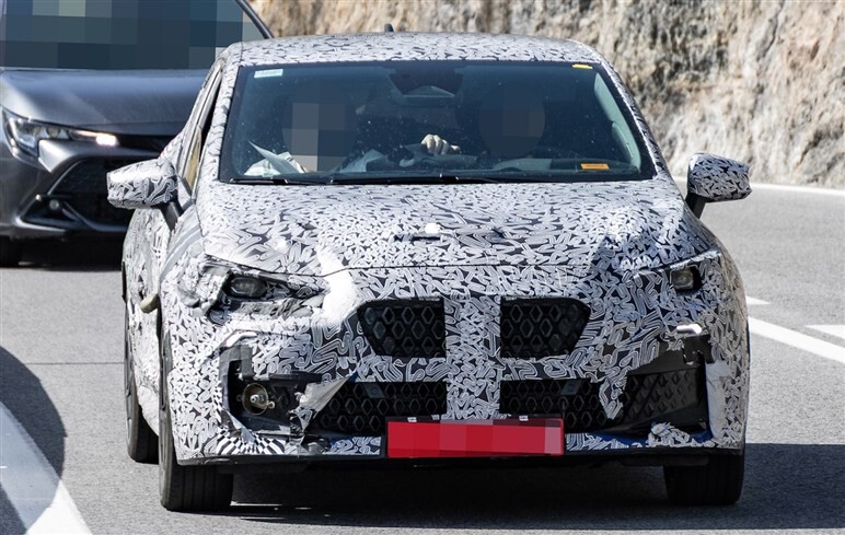 全面刷新でもEV化はナシ。ルノー新型「ルーテシア」は進化型フルハイブリッド搭載で25年公開へ