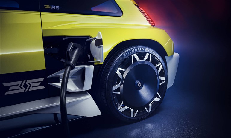 全面刷新でもEV化はナシ。ルノー新型「ルーテシア」は進化型フルハイブリッド搭載で25年公開へ