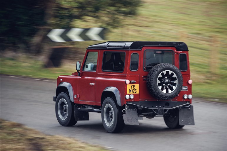 「ディフェンダー90」が新車で買える!? ランドローバー公式レストモッドが息を呑む美しさ…ただし値段も異常