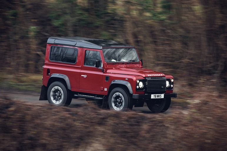 「ディフェンダー90」が新車で買える!? ランドローバー公式レストモッドが息を呑む美しさ…ただし値段も異常