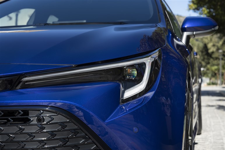 新型「カローラ」は“ハンマーヘッド顔”が有力。ボディ拡大＆新技術満載も231万円～と良品廉価は死守へ
