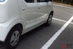「クルマを左寄せできません…」 苦手な人多数！ 良い方法ないの？ 車両感覚つかむ“画期的な方法”教えます！ プロも進めるコツとは