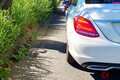 「クルマを左寄せできません…」 苦手な人多数！ 良い方法ないの？ 車両感覚つかむ“画期的な方法”教えます！ プロも進めるコツとは