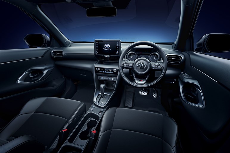 【早くも1万台超え】安価でも豪華装備、業界もザワつく大穴SUV「フロンクス」の “強みと弱点”