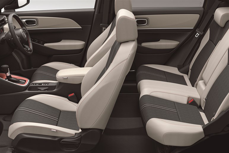 【早くも1万台超え】安価でも豪華装備、業界もザワつく大穴SUV「フロンクス」の “強みと弱点”