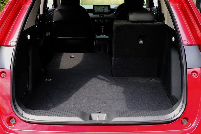 【早くも1万台超え】安価でも豪華装備、業界もザワつく大穴SUV「フロンクス」の “強みと弱点”