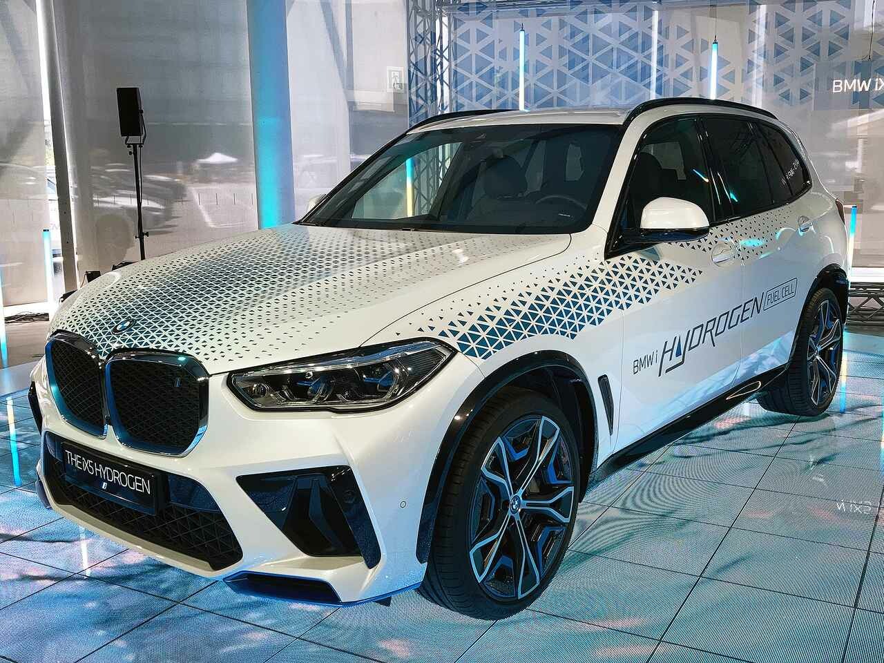 BMW ジャパンが燃料電池実験車両「iX5 ハイドロジェン」を公開。日本での公道走行による実証実験を開始