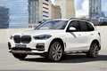 BMW「3シリーズ」「X5」の第2世代PHEVをジュネーブで世界初披露　隕石を用いてカスタムした「8シリーズ」車も登場