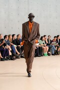 サンローランのアンソニー・ヴァカレロ、カラフルなワードローブでパリ・メンズファッションウィークの幕を開ける【2026年春夏コレクション】