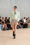サンローランのアンソニー・ヴァカレロ、カラフルなワードローブでパリ・メンズファッションウィークの幕を開ける【2026年春夏コレクション】
