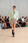サンローランのアンソニー・ヴァカレロ、カラフルなワードローブでパリ・メンズファッションウィークの幕を開ける【2026年春夏コレクション】