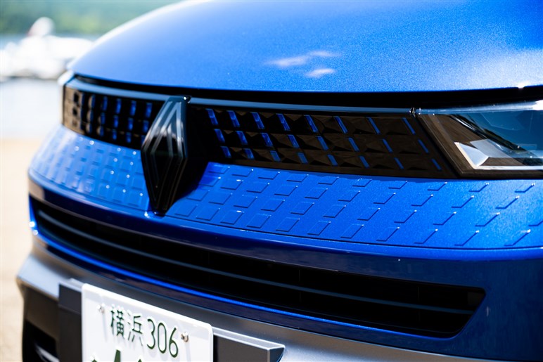 【欧州で大ヒット】ルノーの小型SUV「キャプチャー」が新型に。2つのハイブリッドの差やライバルとの違いは？
