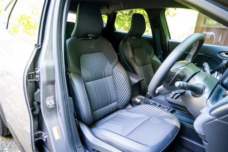 【欧州で大ヒット】ルノーの小型SUV「キャプチャー」が新型に。2つのハイブリッドの差やライバルとの違いは？