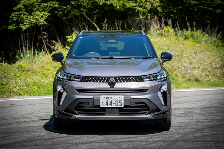 【欧州で大ヒット】ルノーの小型SUV「キャプチャー」が新型に。2つのハイブリッドの差やライバルとの違いは？