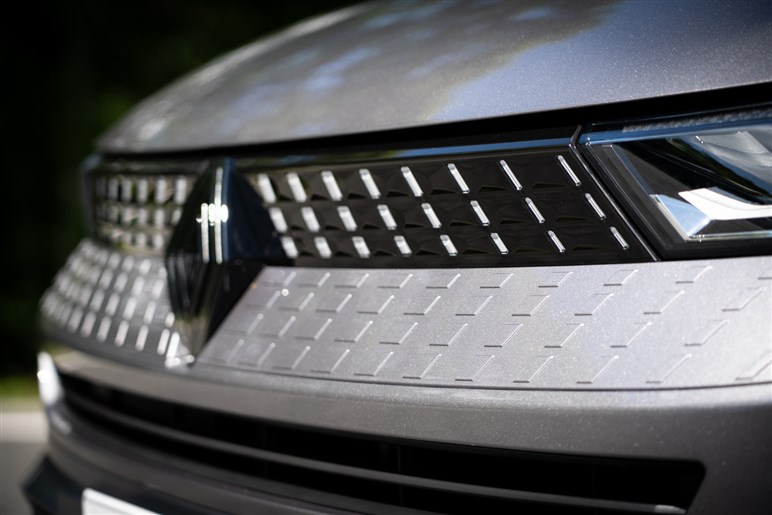 【欧州で大ヒット】ルノーの小型SUV「キャプチャー」が新型に。2つのハイブリッドの差やライバルとの違いは？
