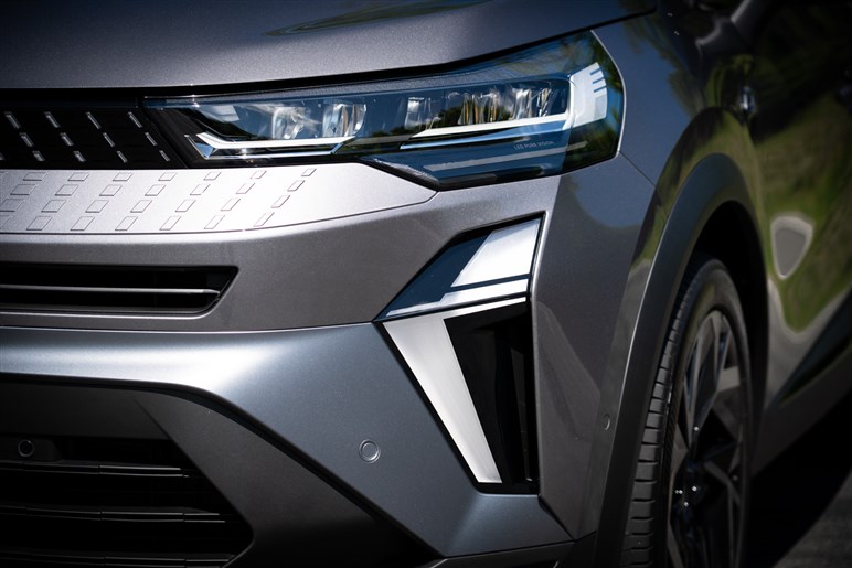 【欧州で大ヒット】ルノーの小型SUV「キャプチャー」が新型に。2つのハイブリッドの差やライバルとの違いは？