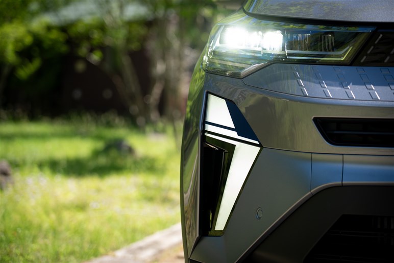 【欧州で大ヒット】ルノーの小型SUV「キャプチャー」が新型に。2つのハイブリッドの差やライバルとの違いは？