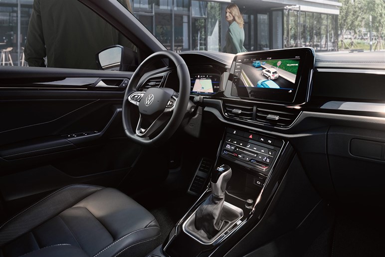 【欧州で大ヒット】ルノーの小型SUV「キャプチャー」が新型に。2つのハイブリッドの差やライバルとの違いは？