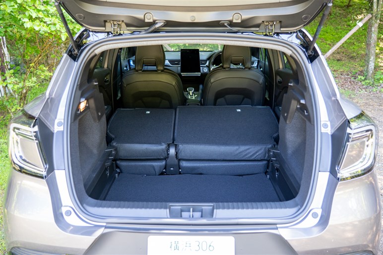 【欧州で大ヒット】ルノーの小型SUV「キャプチャー」が新型に。2つのハイブリッドの差やライバルとの違いは？