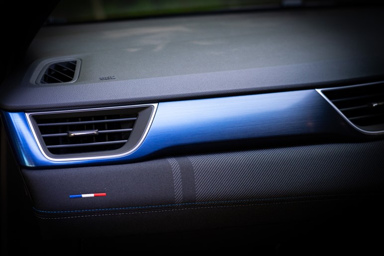 【欧州で大ヒット】ルノーの小型SUV「キャプチャー」が新型に。2つのハイブリッドの差やライバルとの違いは？