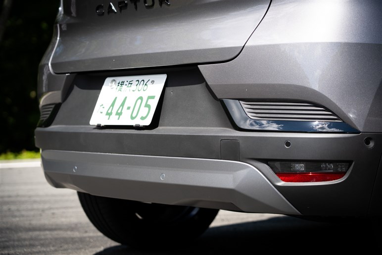 【欧州で大ヒット】ルノーの小型SUV「キャプチャー」が新型に。2つのハイブリッドの差やライバルとの違いは？