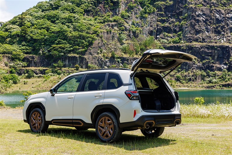 新型フォレスターは「ライトウェイトスポーツ」か「新幹線」か。性格真逆の2モデルを比較試乗