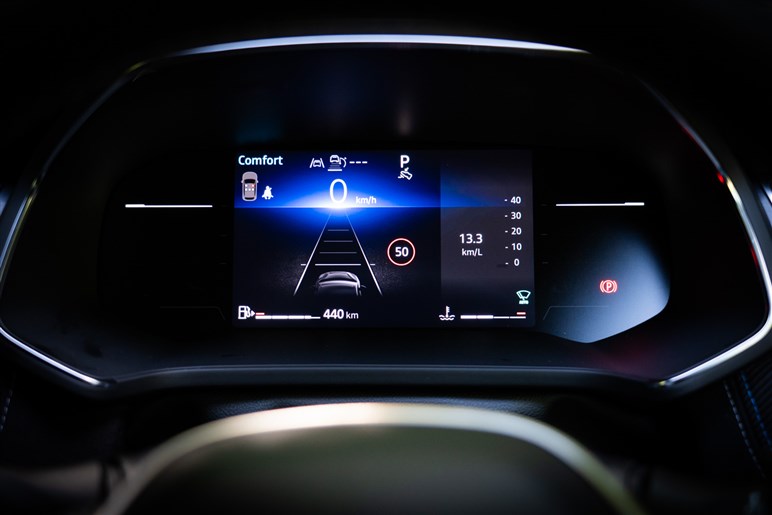 【欧州で大ヒット】ルノーの小型SUV「キャプチャー」が新型に。2つのハイブリッドの差やライバルとの違いは？