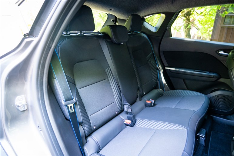 【欧州で大ヒット】ルノーの小型SUV「キャプチャー」が新型に。2つのハイブリッドの差やライバルとの違いは？
