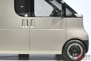 ダイハツが「軽のハイエース!?」公開！ 斬新1人乗り×左右非対称ドア採用！ フルフラットなフロアが使い勝手サイコー！ トヨタと共同で誕生した軽バン「カヨイバコK」とは！