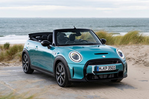 カリビアンアクアのボディーが映えるミニの限定モデル「MINI Convertible Seaside Edition」