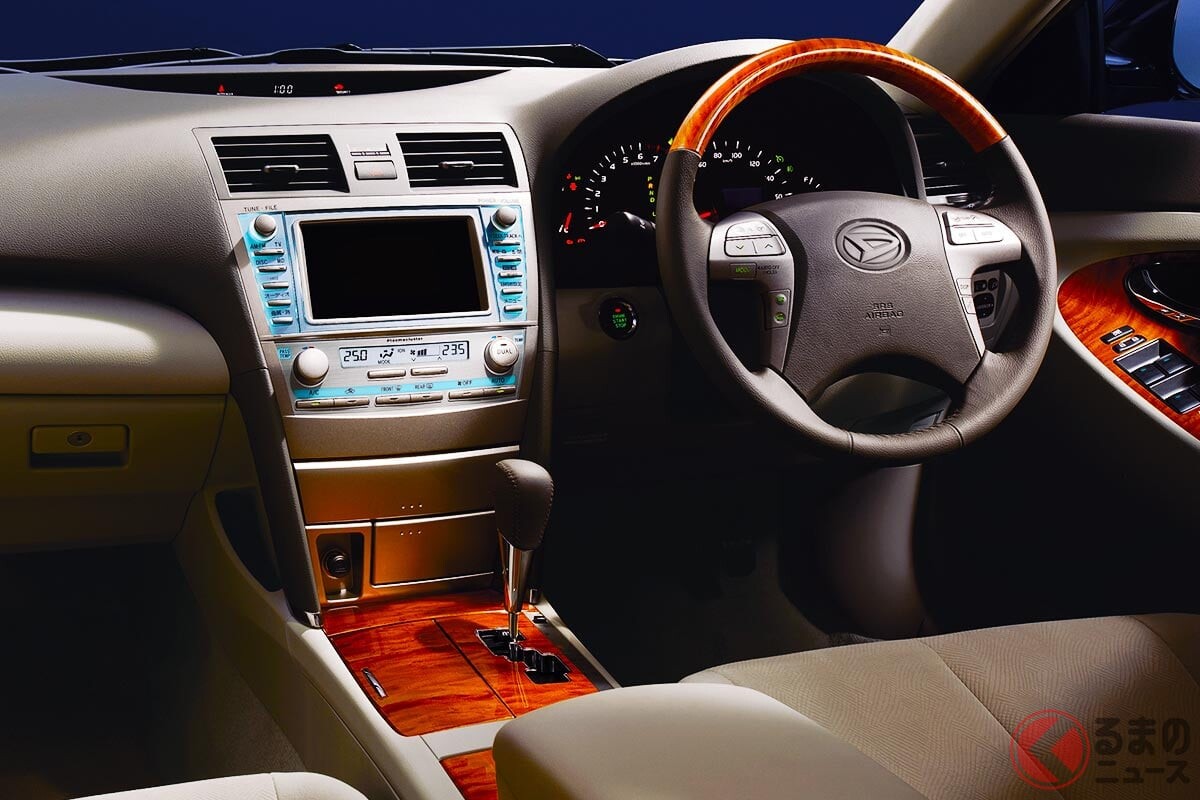 全長4.9m！ ダイハツの「最大・最高級車」なぜ生産終了？ 23年の歴史を持つ「フラッグシップ」消滅に驚きの声！ カッコいい「正統派セダン」の姿とは