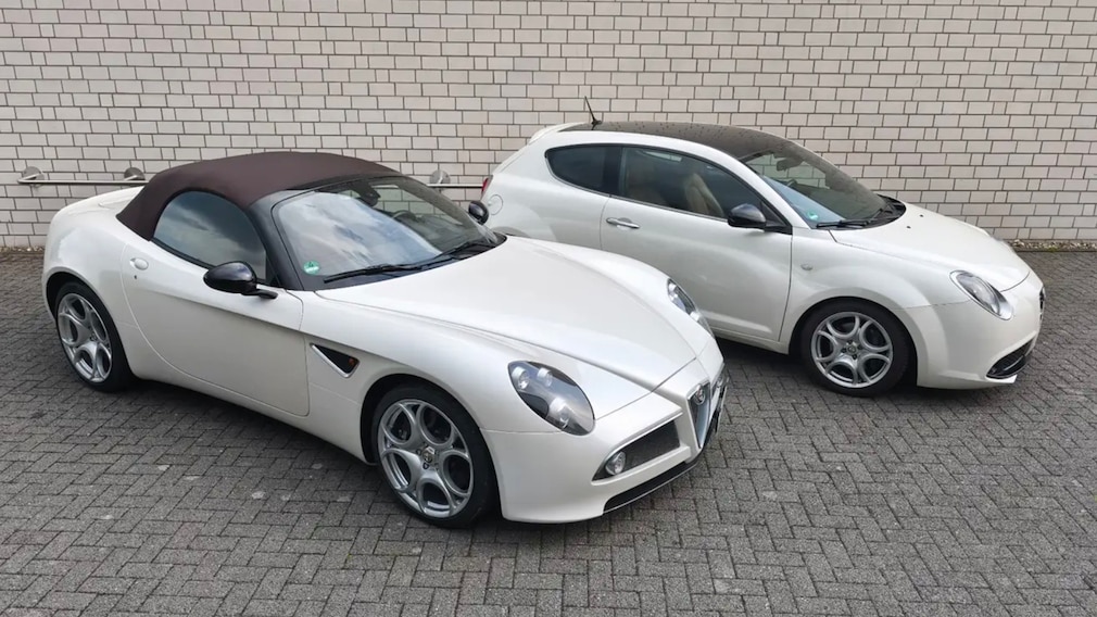 【このレアなアルファのペアなんぼ？】アルファロメオ8Cとミト クアドリフォリオの特別な2台がセットで販売中　アルファのスーパーモデルとミトの値段は？（AutoBild Japan） | 自動車情報・ニュース - carview!