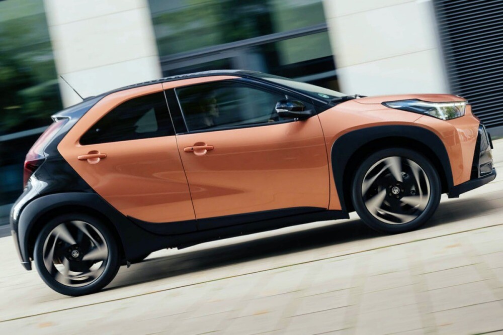 トヨタ・アイゴX ハイブリッド（1）　内装1クラス上　日本ウケしそう？　新ハード概説