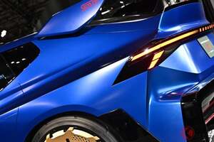 スバル新「“4WD”スポーツカー」世界初公開！ 往年の「インプレッサ風」デザイン＆“STIロゴ”採用に新型「WRX STI」を示唆!? スバルらしさ全開でカッコイイ「パフォーマンスE STI」って？