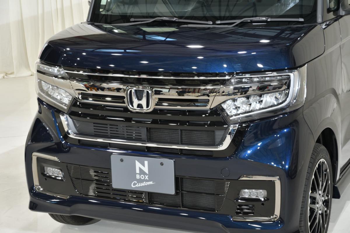 担当者に聞いた 1mm単位で微調整 N Boxカスタムがナンバープレートを真ん中にしたのはなぜ Driver Web 自動車 情報サイト 新車 中古車 Carview
