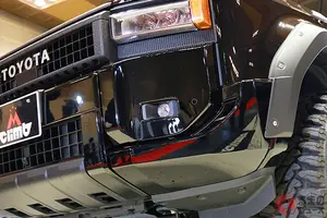 ”高級”仕様のトヨタ「ランドクルーザー”250”」公開！ ”匠”の斬新「モノグラム塗装」＆ビッグなホイール採用！ タフすぎる三菱「トライトン」とともにWeedが展示