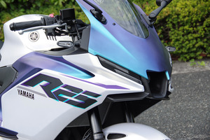 新カラー効果絶大!? ヤマハ『YZF-R25』の販売が前年比2倍近くに…斬新すぎる「マットパールホワイト」を半数以上が選んだ理由