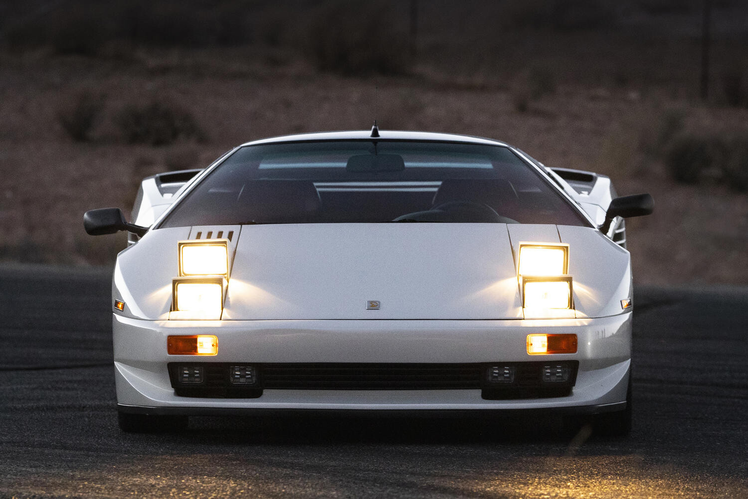 なんとV型16気筒エンジンを横置き！　リトラのヘッドライトは上下２段！　わずか15台生産の「チゼタV16T」という異色スーパーカー