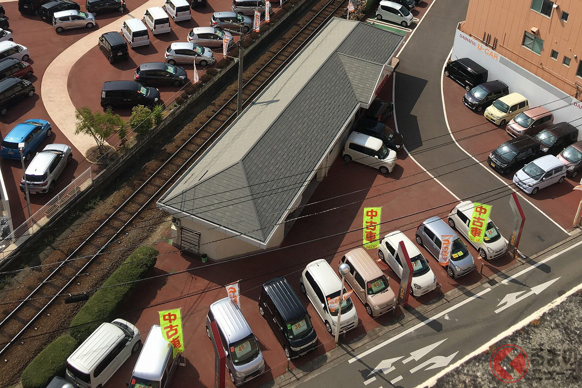 なぜダイハツ販売店に路面電車の駅が存在 摩訶不思議な光景の正体とは くるまのニュース 自動車情報サイト 新車 中古車 Carview