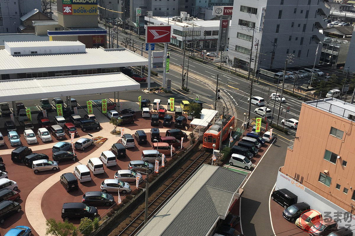 なぜダイハツ販売店に路面電車の駅が存在 摩訶不思議な光景の正体とは くるまのニュース 自動車情報サイト 新車 中古車 Carview