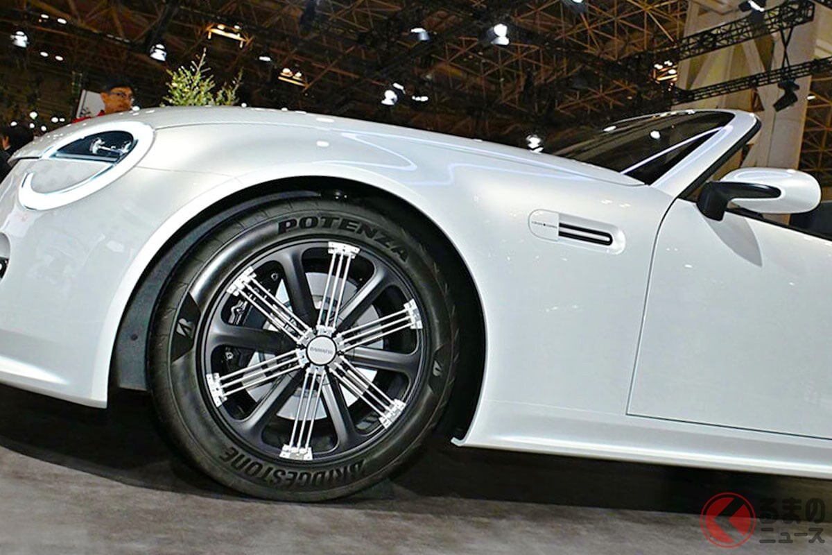 ダイハツの「FRスポーツカー」がスゴかった！ “軽じゃない”大きなボディ×「大排気量エンジン」搭載！ レトロな丸目“旧車デザイン”採用した「ビジョンコペン」コンセプトとは！