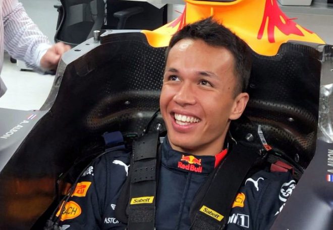 レッドブル ホンダf1に昇格したアルボン 満面の笑みで仕事を開始 Autosport Web 自動車情報サイト 新車 中古車 Carview