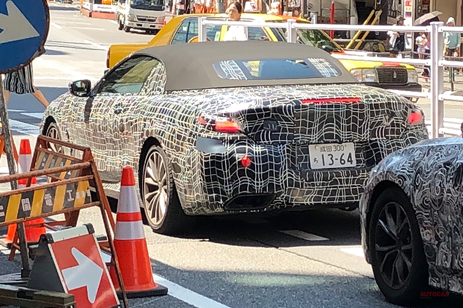 日本でも発見、BMW Z4か？　東京でセダンと走行　過去画像とディテール一致