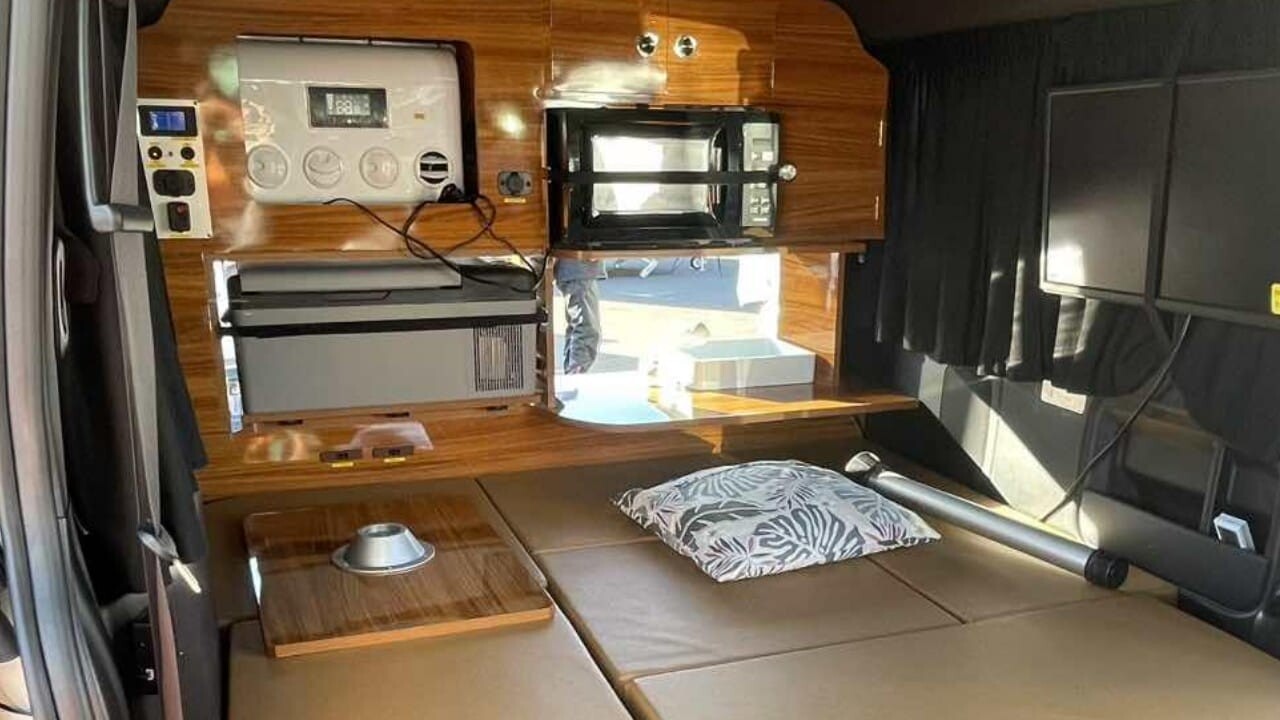 じゃミラ まさに住める車だ、これ…」まるでワンルームのように全て揃った