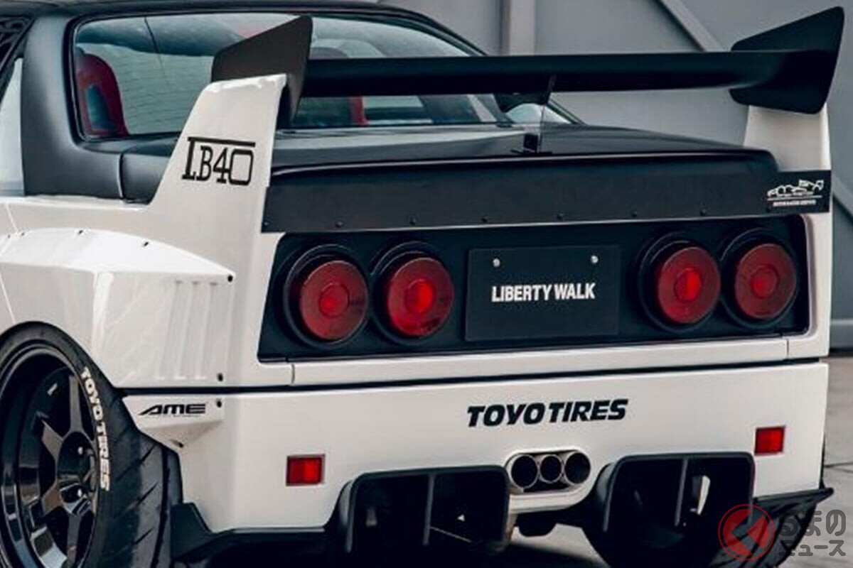 「フェラーリ」そっくり？ まさかのマツダ「AZ－1」ベース!? 迫力リアウィング＆丸目4灯テールが超カッコイイ“カスタムカー”「リバティーウォークLB40 AZ-1」とは