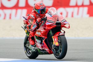 スプリント9勝目。マルク・マルケス圧勝街道継続中……PPクアルタラロは悔しい転倒｜MotoGPオランダGPスプリント