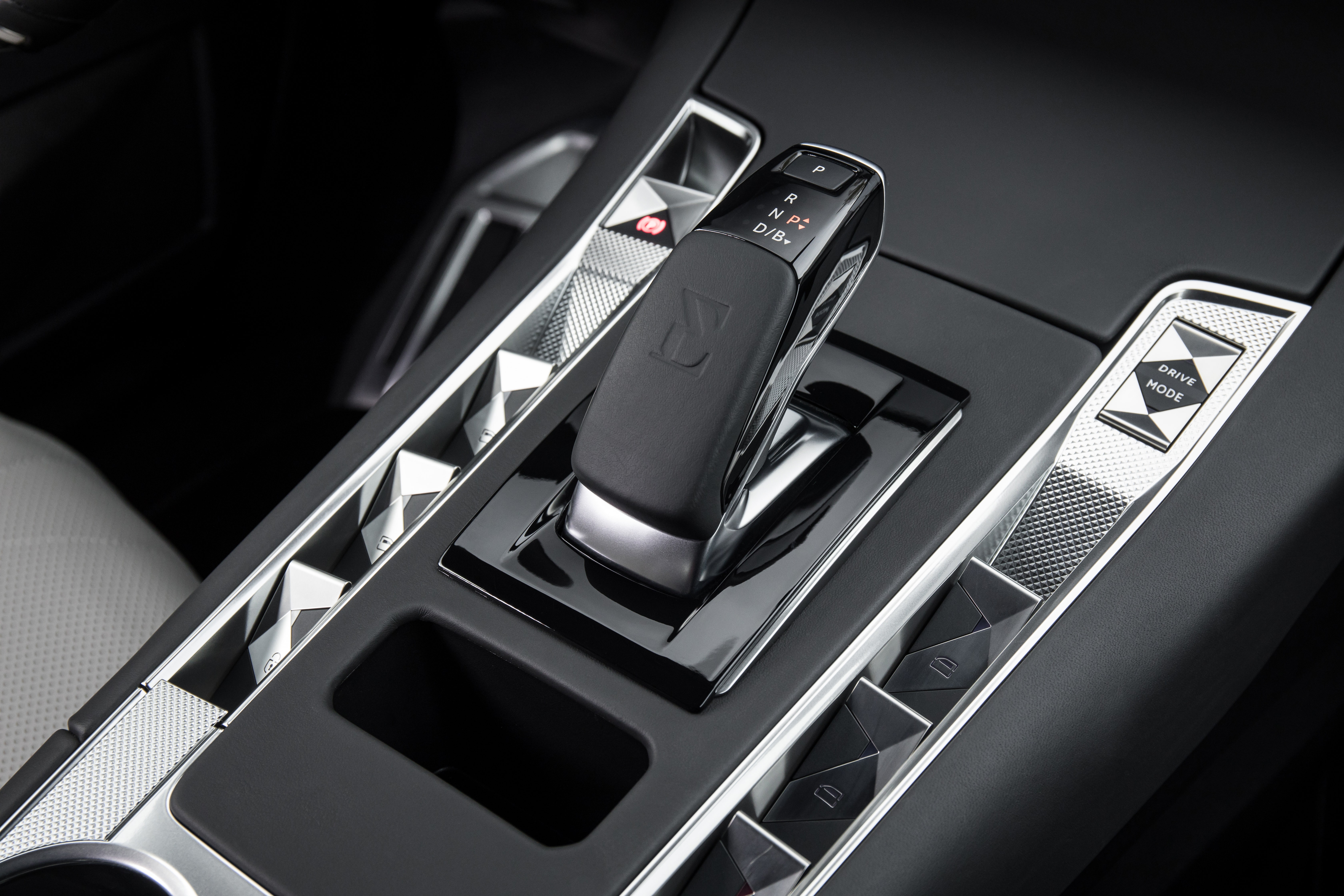静かなるアヴァンギャルドは高性能 Ds 7 クロスバックe Tense 4x4日本上陸 Gq Japan 自動車情報サイト 新車 中古車 Carview